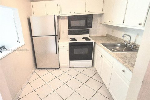 Condo in Palm Springs, Florida, 1 bedroom № 1956931 - photo 6