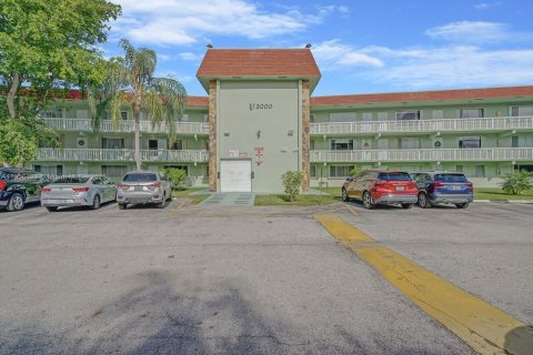 Condo in Palm Springs, Florida, 1 bedroom № 1956931 - photo 7