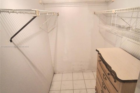 Condo in Palm Springs, Florida, 1 bedroom № 1956931 - photo 8