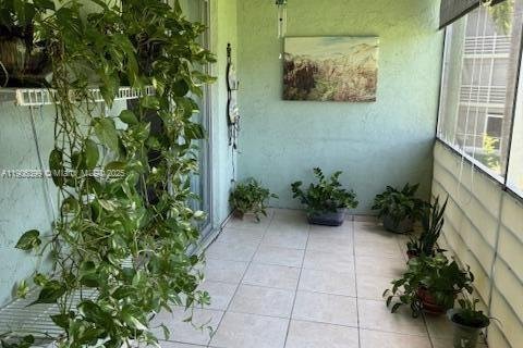 Condo in Palm Springs, Florida, 1 bedroom № 1956931 - photo 5