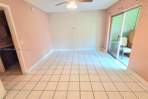 Condo in Palm Springs, Florida, 1 bedroom № 1956931 - photo 10