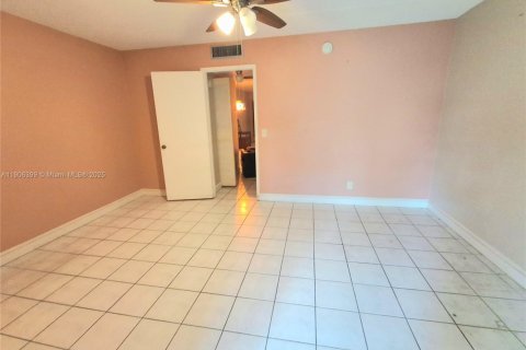 Condo in Palm Springs, Florida, 1 bedroom № 1956931 - photo 9