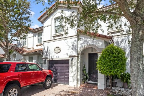 Townhouse in Doral, Florida 4 bedrooms, 175.96 sq.m. № 2086390
