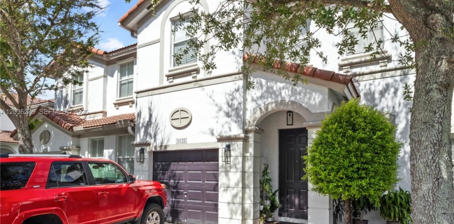 Townhouse in Doral, Florida 4 bedrooms, 175.96 sq.m. № 2086390