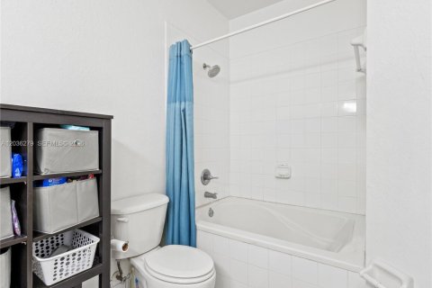 Townhouse in Doral, Florida 4 bedrooms, 175.96 sq.m. № 2086390 - photo 24