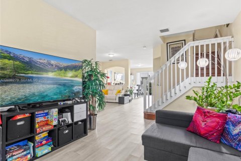 Townhouse in Doral, Florida 4 bedrooms, 175.96 sq.m. № 2086390 - photo 12