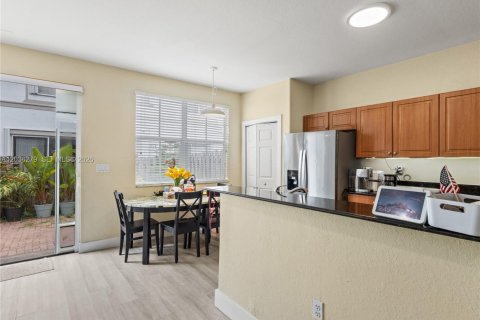 Townhouse in Doral, Florida 4 bedrooms, 175.96 sq.m. № 2086390 - photo 7
