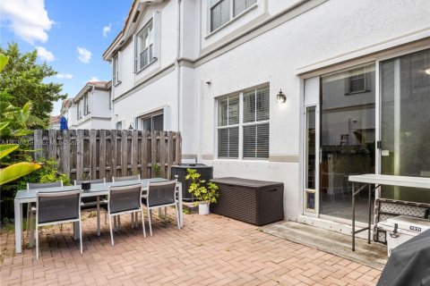Townhouse in Doral, Florida 4 bedrooms, 175.96 sq.m. № 2086390 - photo 27