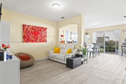 Townhouse in Doral, Florida 4 bedrooms, 175.96 sq.m. № 2086390 - photo 10