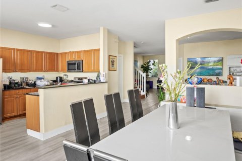 Townhouse in Doral, Florida 4 bedrooms, 175.96 sq.m. № 2086390 - photo 11