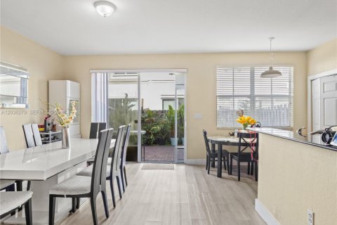 Townhouse in Doral, Florida 4 bedrooms, 175.96 sq.m. № 2086390 - photo 13