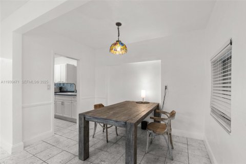 House in North Miami Beach, Florida 2 bedrooms, 98.1 sq.m. № 1989254 - photo 16