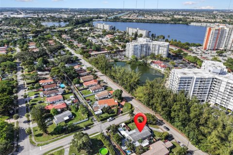 House in North Miami Beach, Florida 2 bedrooms, 98.1 sq.m. № 1989254 - photo 4