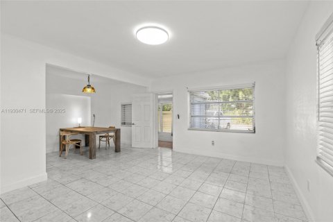 House in North Miami Beach, Florida 2 bedrooms, 98.1 sq.m. № 1989254 - photo 13