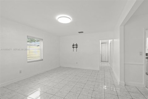 House in North Miami Beach, Florida 2 bedrooms, 98.1 sq.m. № 1989254 - photo 12