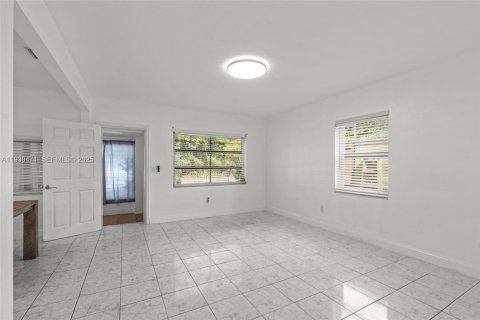 House in North Miami Beach, Florida 2 bedrooms, 98.1 sq.m. № 1989254 - photo 14