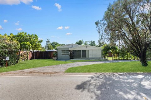 House in North Miami Beach, Florida 2 bedrooms, 98.1 sq.m. № 1989254 - photo 2