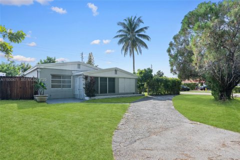 House in North Miami Beach, Florida 2 bedrooms, 98.1 sq.m. № 1989254 - photo 1
