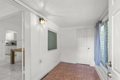 House in North Miami Beach, Florida 2 bedrooms, 98.1 sq.m. № 1989254 - photo 11