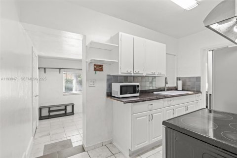 House in North Miami Beach, Florida 2 bedrooms, 98.1 sq.m. № 1989254 - photo 18