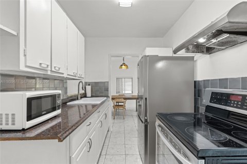 House in North Miami Beach, Florida 2 bedrooms, 98.1 sq.m. № 1989254 - photo 17