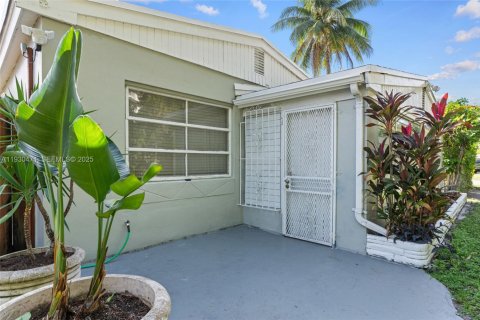 House in North Miami Beach, Florida 2 bedrooms, 98.1 sq.m. № 1989254 - photo 9