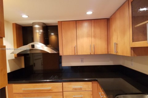 Condominio en alquiler en Miami, Florida, 2 dormitorios, 102.19 m2 № 1972898 - foto 2