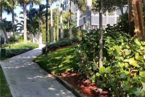 Condominio en alquiler en Miami, Florida, 2 dormitorios, 102.19 m2 № 1972898 - foto 17