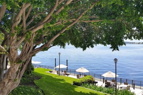 Condo in Miami, Florida, 2 bedrooms  № 1972898 - photo 23