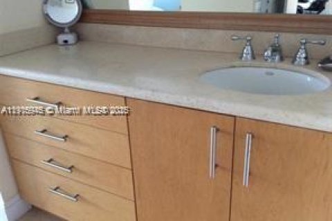 Condominio en alquiler en Miami, Florida, 2 dormitorios, 102.19 m2 № 1972898 - foto 12