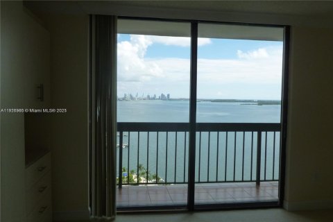 Condominio en alquiler en Miami, Florida, 2 dormitorios, 102.19 m2 № 1972898 - foto 13