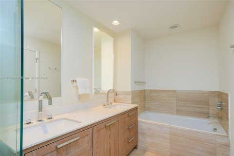 Condo in Key Biscayne, Florida, 2 bedrooms  № 1962415 - photo 12