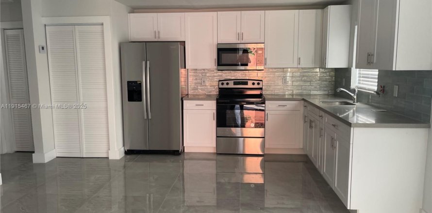 House in Coral Springs, Florida 1 bedroom, 68.93 sq.m. № 1971609