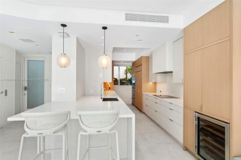 Condo in Miami Beach, Florida, 4 bedrooms № 2081501 - photo 9