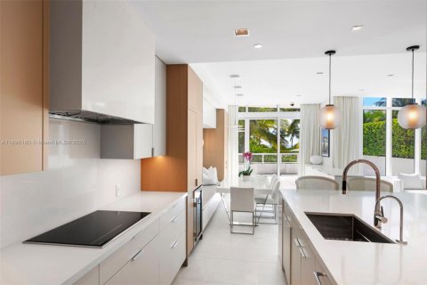 Condo in Miami Beach, Florida, 4 bedrooms № 2081501 - photo 11