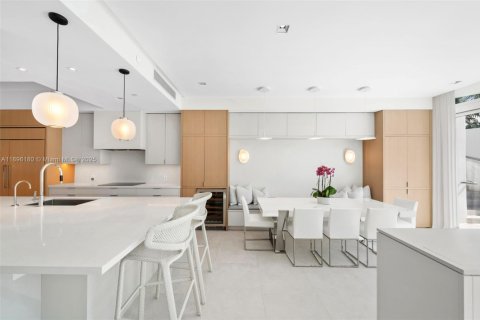 Condo in Miami Beach, Florida, 4 bedrooms № 2081501 - photo 6