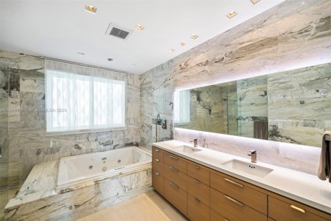 Condo in Miami Beach, Florida, 4 bedrooms № 2081501 - photo 27