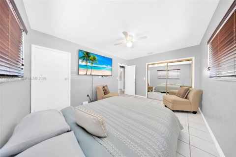 Casa en venta en Miami, Florida, 5 dormitorios, 213.68 m2 № 2067330 - foto 15