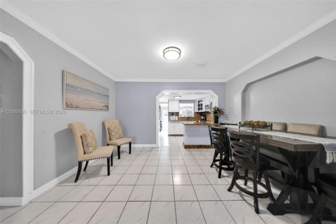 Casa en venta en Miami, Florida, 5 dormitorios, 213.68 m2 № 2067330 - foto 9