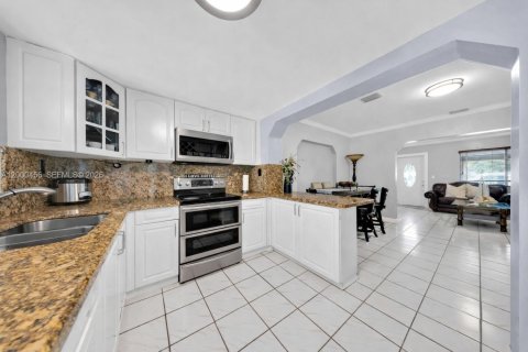 Casa en venta en Miami, Florida, 5 dormitorios, 213.68 m2 № 2067330 - foto 23