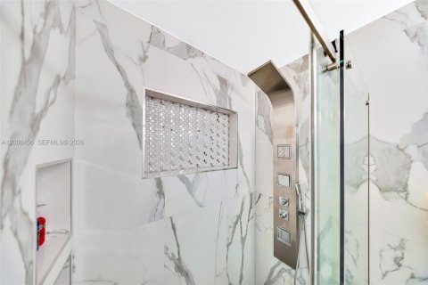 Casa en venta en Miami, Florida, 5 dormitorios, 213.68 m2 № 2067330 - foto 12