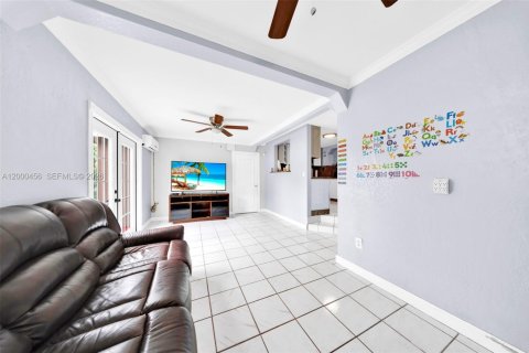 Casa en venta en Miami, Florida, 5 dormitorios, 213.68 m2 № 2067330 - foto 26