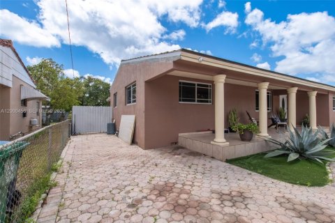 Casa en venta en Miami, Florida, 5 dormitorios, 213.68 m2 № 2067330 - foto 3