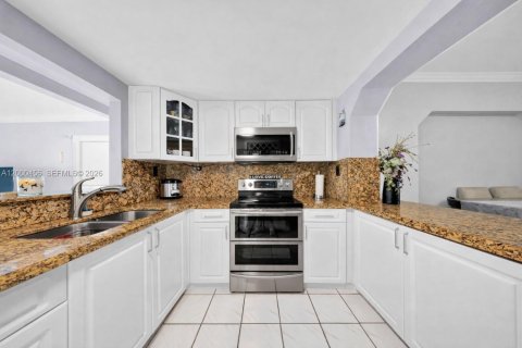 Casa en venta en Miami, Florida, 5 dormitorios, 213.68 m2 № 2067330 - foto 22