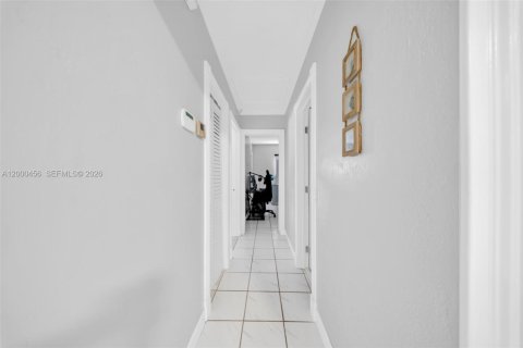 Casa en venta en Miami, Florida, 5 dormitorios, 213.68 m2 № 2067330 - foto 13