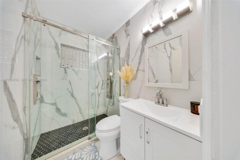Casa en venta en Miami, Florida, 5 dormitorios, 213.68 m2 № 2067330 - foto 11
