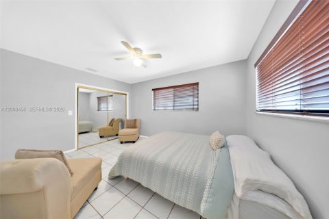 Casa en venta en Miami, Florida, 5 dormitorios, 213.68 m2 № 2067330 - foto 16