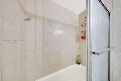 Casa en venta en Miami, Florida, 5 dormitorios, 213.68 m2 № 2067330 - foto 24