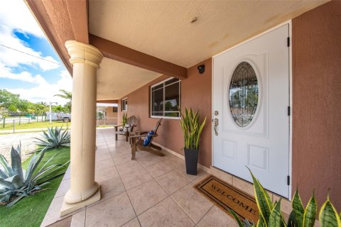 Casa en venta en Miami, Florida, 5 dormitorios, 213.68 m2 № 2067330 - foto 6