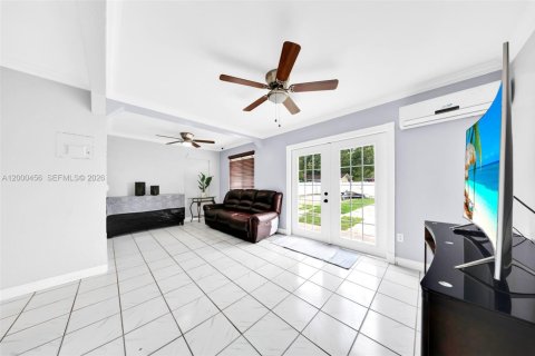 Casa en venta en Miami, Florida, 5 dormitorios, 213.68 m2 № 2067330 - foto 25